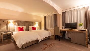 Zweibettzimmer | Minibar, Schreibtisch, Verdunkelungsvorhänge, Bügeleisen/Bügelbrett