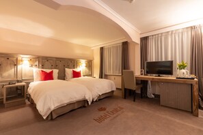 Minibar, desk, blackout curtains, iron/ironing board - Hotel Central (Crans-Montana)