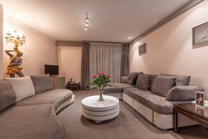 Departamento, 3 habitaciones, 2 baños | Minibar, escritorio, cortinas blackout y tabla de planchar con plancha 