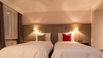 Zweibettzimmer | Minibar, Schreibtisch, Verdunkelungsvorhänge, Bügeleisen/Bügelbrett