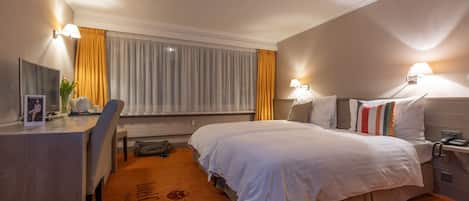 Camera con 2 letti singoli | Minibar, una scrivania, tende oscuranti, ferro/asse da stiro