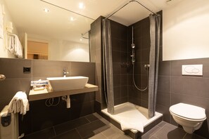 Habitación con 2 camas individuales | Baño | Ducha, artículos de higiene personal gratuitos y secador de pelo