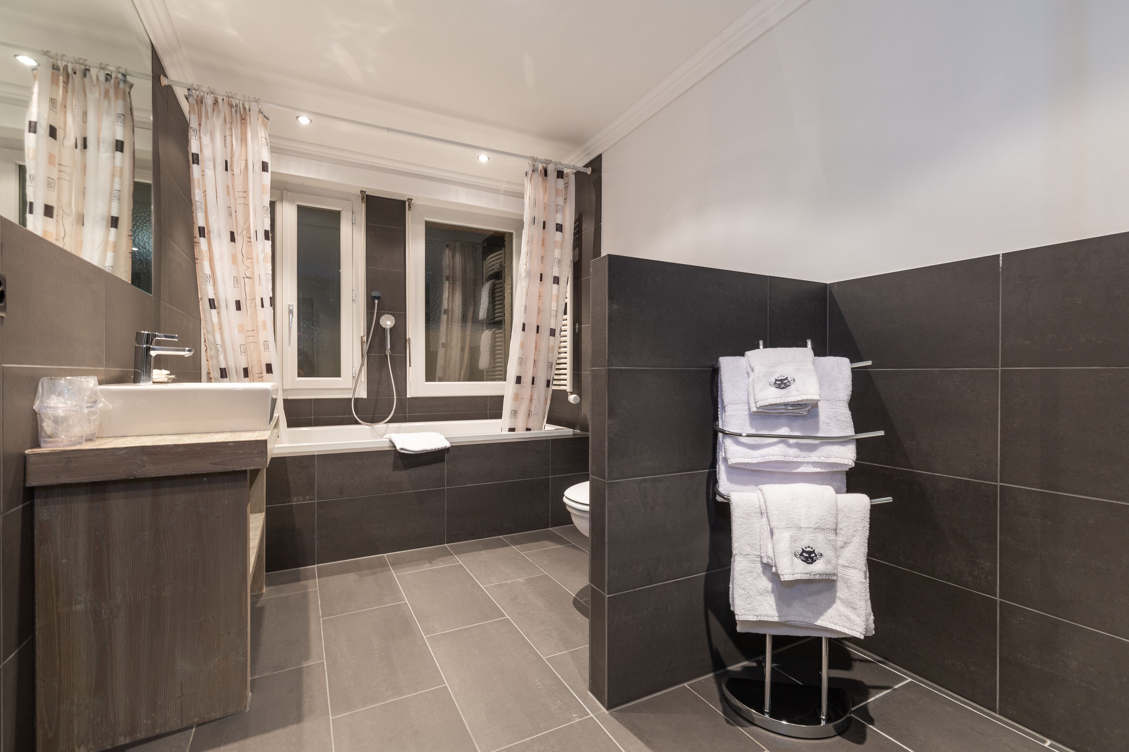 apartment, 3 bedrooms, 2 bathrooms | bathroom | shower, free toiletries, hair dryer, slippers