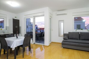 Superior Apartment, 2 Bedrooms, Balcony (A4) | Living area | 45-inch flat-screen TV with satellite channels, TV - Summer Breeze Apartments (Novalja)
