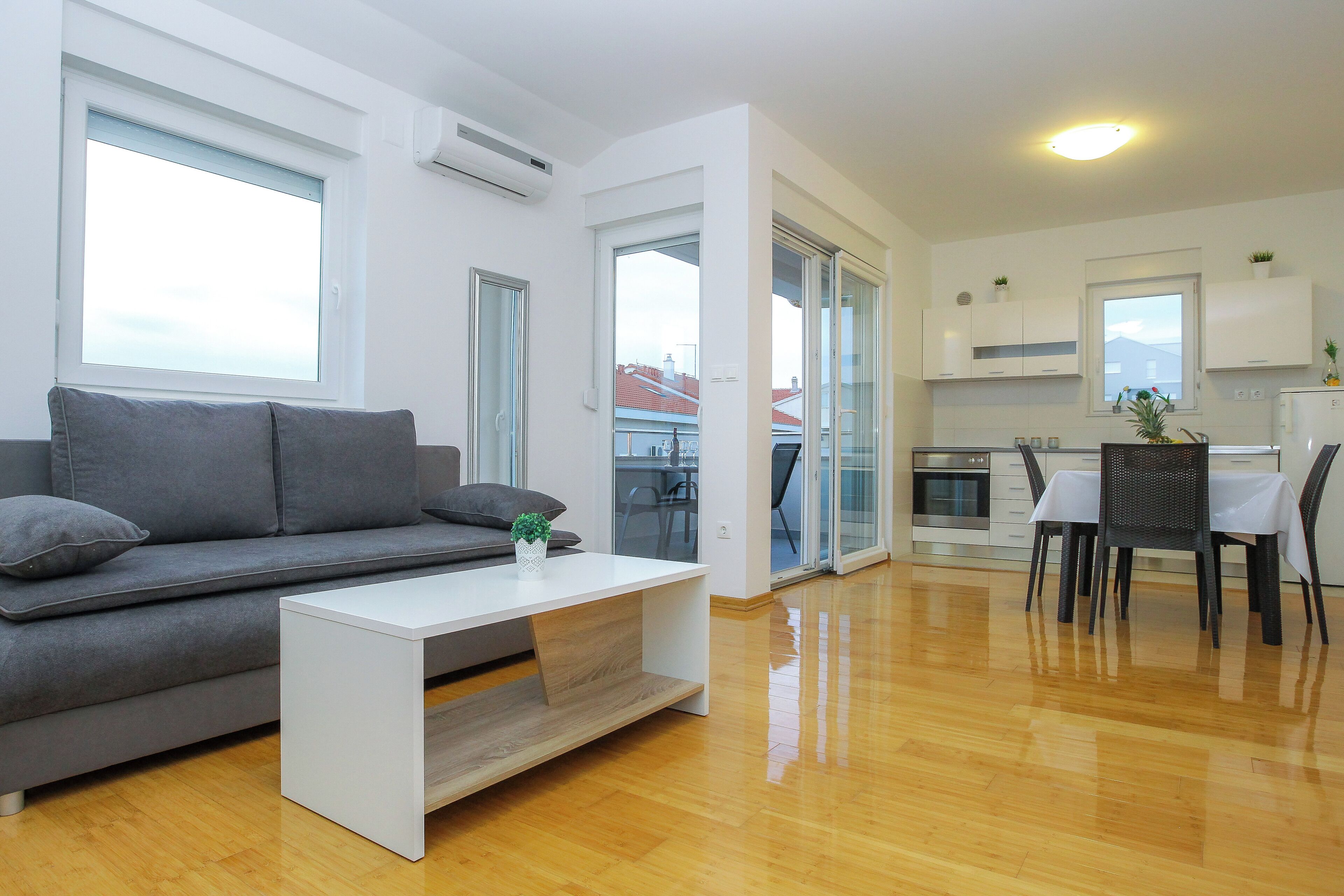 Superior appartement, 2 slaapkamers, terras (A1) | Woonruimte | Een 45-inch flatscreentelevisie met satellietzenders en een televisie