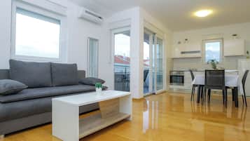 Superior appartement, 2 slaapkamers, terras (A1) | Woonruimte | Een 45-inch flatscreentelevisie met satellietzenders en een televisie