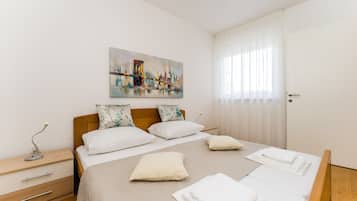 Apartamento superior, 2 quartos, sacada (A4) | 2 quartos, Wi-Fi de cortesia, roupa de cama