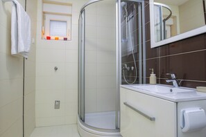 Apartamento superior, 2 quartos, terraço (A1) | Banheiro | Chuveiro, secador de cabelo, toalhas de banho, sabonete