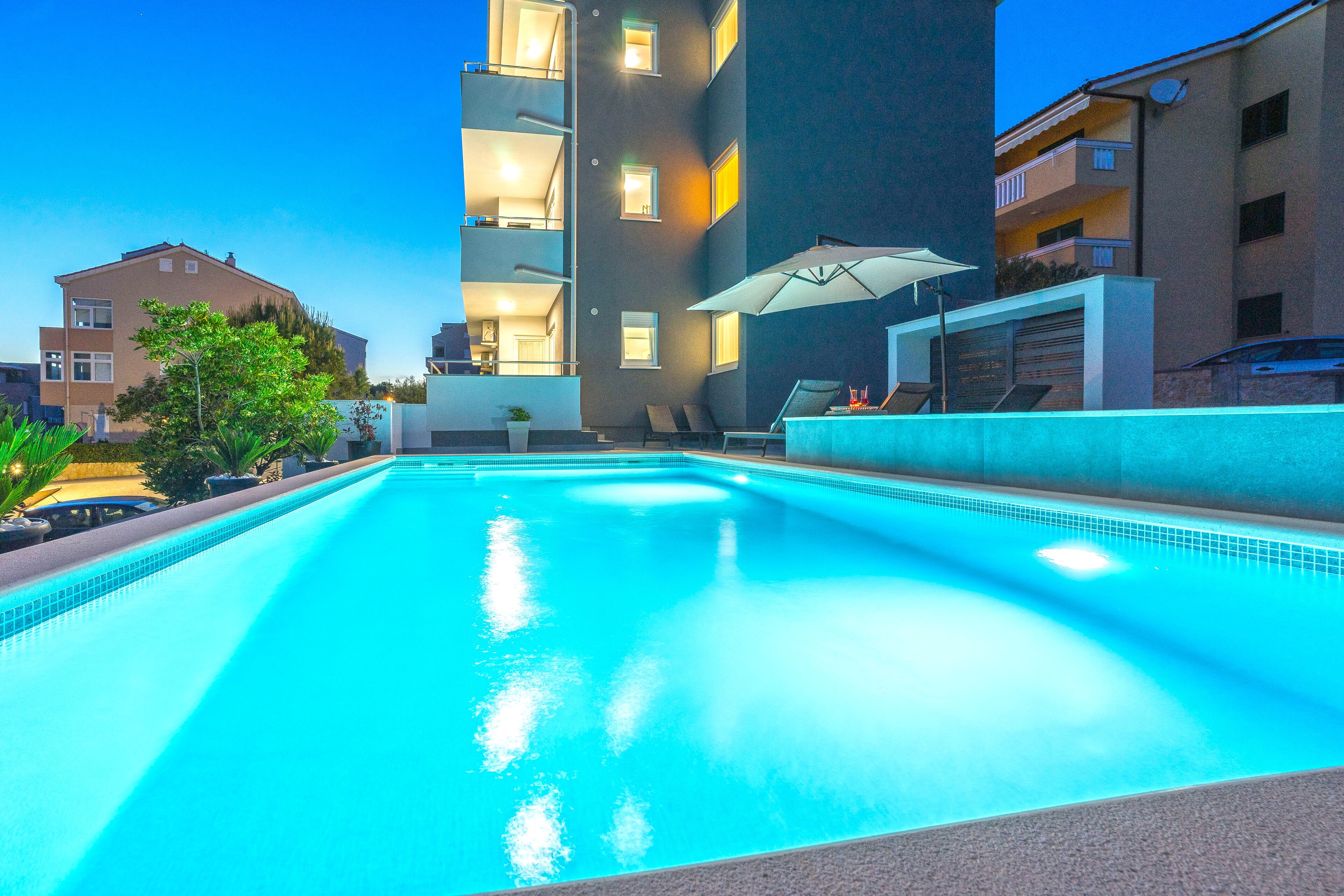 Piscina externa sazonal, funciona das 9h às 21h, guarda-sóis