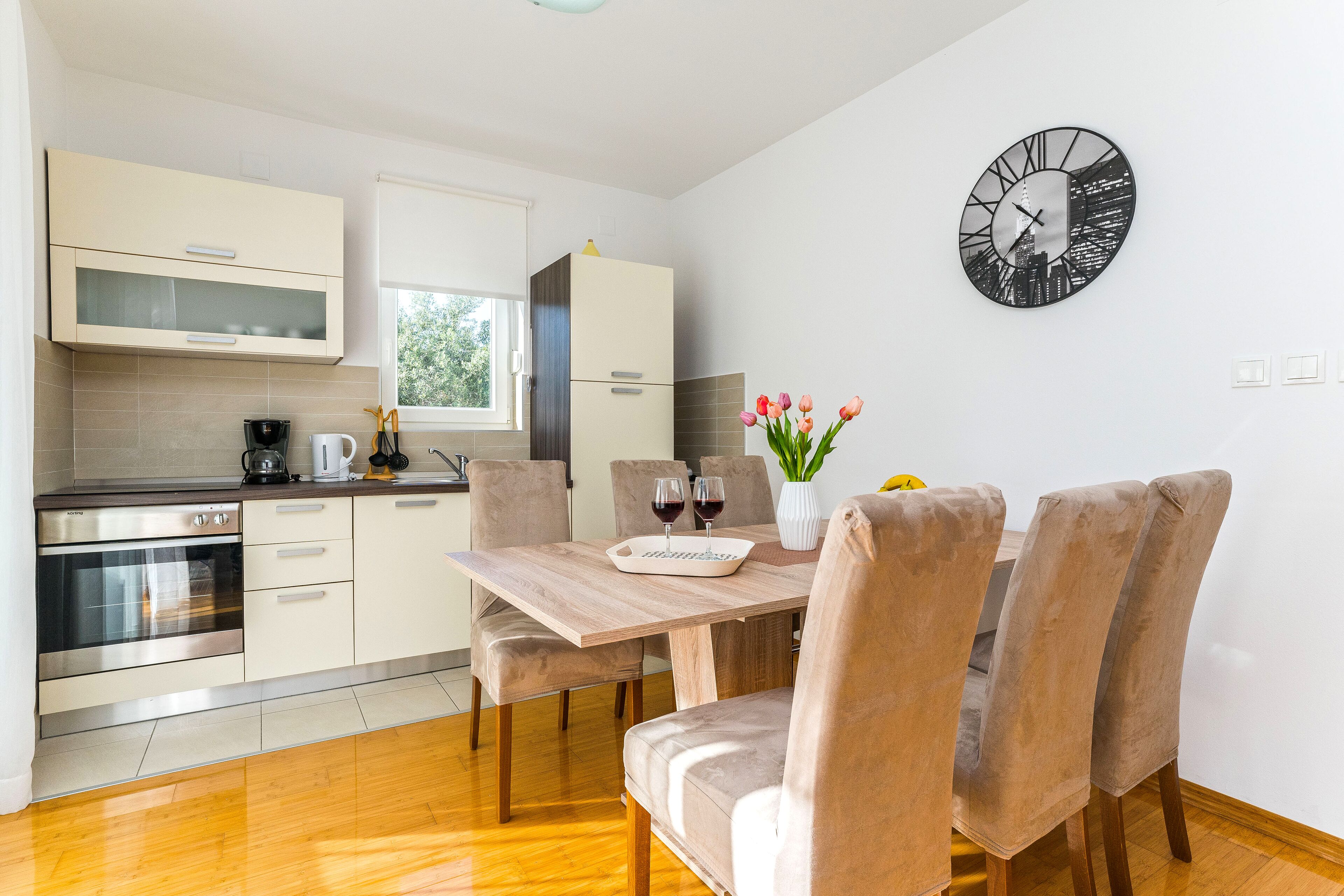 Appartamento Superior, 2 camere da letto, balcone (A4) | Cucina privata | Frigorifero, forno, piano cottura, macchina per tè/caffè