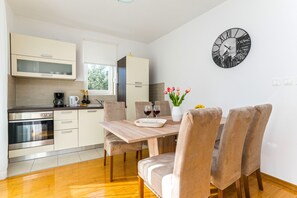 Superior-Apartment, 2 Schlafzimmer, Balkon (A4) | Eigene Küche | Kühlschrank, Ofen, Herdplatte, Wasserkocher mit Kaffee-/Teezubehör