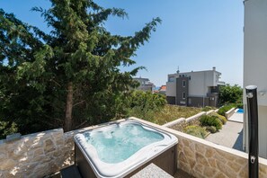 Deluxe Duplex, Jetted Tub (Tomana B3)