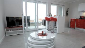 Deluxe Apartment, 2 Bedrooms, Sea View | Living area