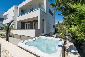 Deluxe Duplex, Jetted Tub (Tomana B3) | Private spa tub - Apartments Tomana (Novalja)