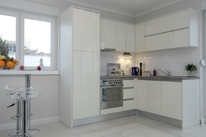 Full-sized fridge, oven, stovetop, electric kettle - Apartments Tomana (Novalja)