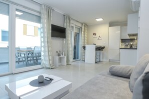 Deluxe-Maisonette, Whirlpool (Tomana B3) | Wohnzimmer | Flachbildfernseher