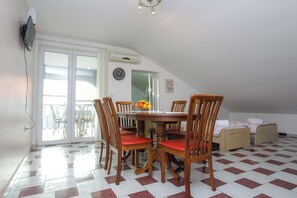 Apartment, 2 Bedrooms, Balcony | Restauration dans la chambre