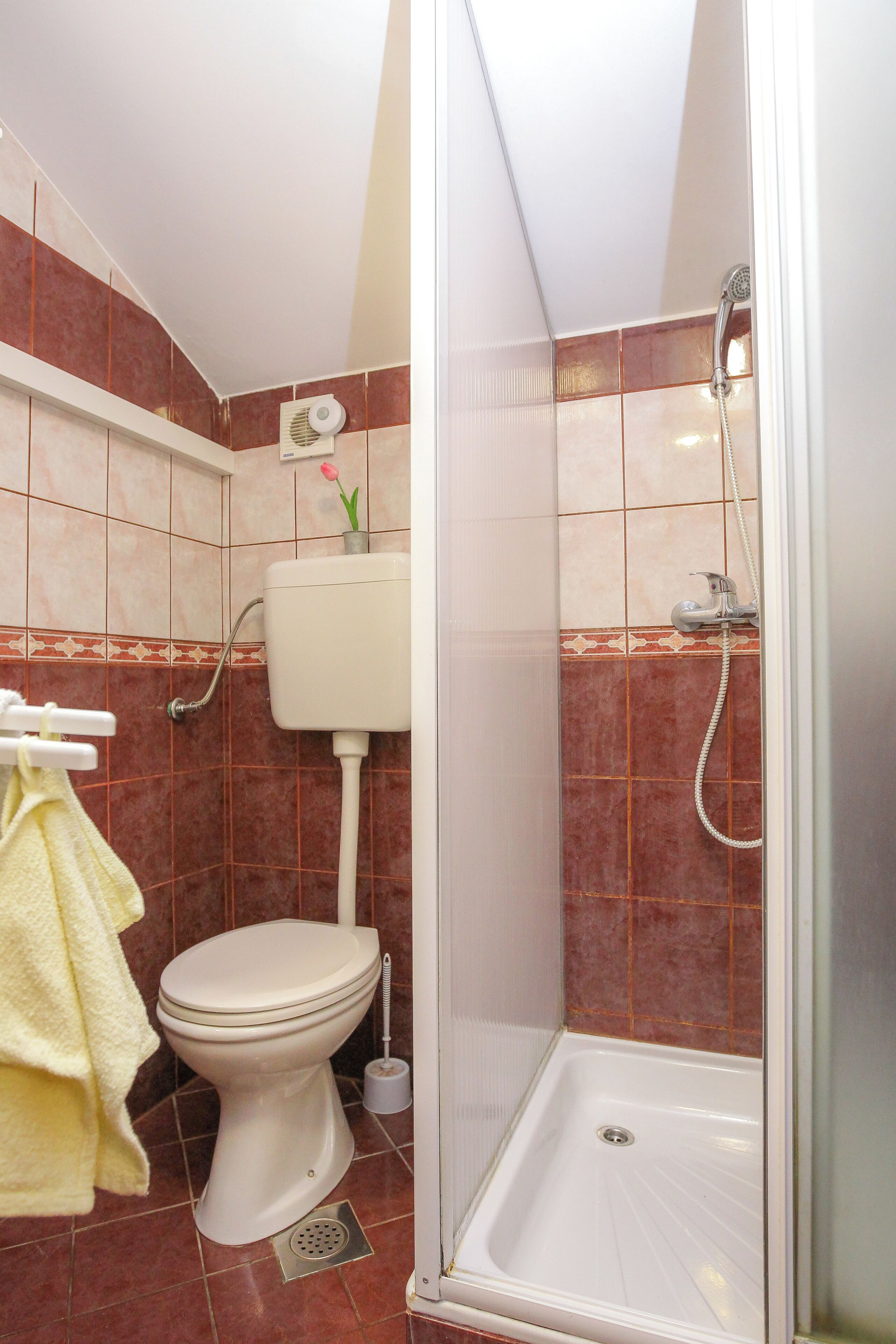 Apartment, 2 Bedrooms, Balcony | Baño | Regadera, secadora de cabello, toallas, jabón 