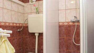 Apartment, 2 Bedrooms, Balcony | Baño | Regadera, secadora de cabello, toallas, jabón