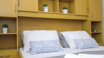 Tabla de planchar con plancha, wifi gratis y ropa de cama