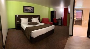 Minibar, Schreibtisch, Bügeleisen/Bügelbrett, kostenlose Babybetten