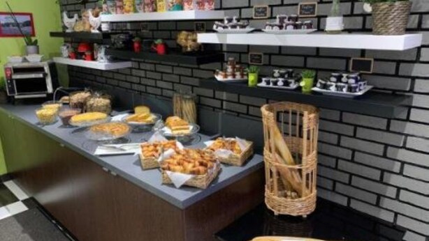 Een buffet met diverse gerechten en een broodmand.