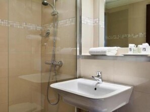 Articles de toilette gratuits, sèche-cheveux, serviettes fournies