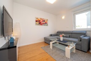 Deluxe-Apartment, 2 Schlafzimmer, eigener Pool, Gartenblick (C1) | Wohnbereich | Flachbildfernseher