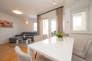 Deluxe-Apartment, 2 Schlafzimmer, eigener Pool, Gartenblick (C1) | Wohnbereich