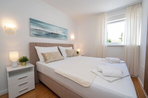 Deluxe-Apartment, 2 Schlafzimmer, eigener Pool, Gartenblick (C1) | Zimmersafe, Schreibtisch, Bügeleisen/Bügelbrett, kostenloses WLAN