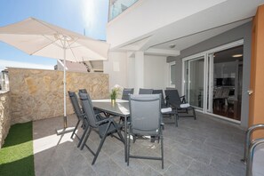 Deluxe-Apartment, 2 Schlafzimmer, eigener Pool, Gartenblick (C1) | Terrasse/Patio