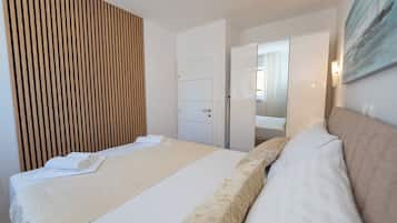 Departamento Deluxe, 2 habitaciones, alberca privada, vista al jardín (C1) | 2 habitaciones, caja de seguridad en la habitación y escritorio