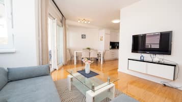 Departamento Deluxe, 2 habitaciones, alberca privada, vista al jardín (C1) | Área de sala de estar | Televisión de pantalla plana