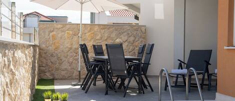 Sesongbasert utendørsbasseng og solsenger