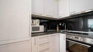 Departamento Deluxe, 2 habitaciones, alberca privada, vista al jardín (C1) | Cocina privada | Refrigerador, horno, parrilla de estufa y lavavajillas