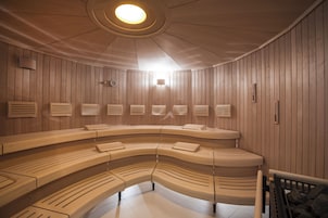 Un sauna, una bañera de hidromasaje, tratamientos corporales