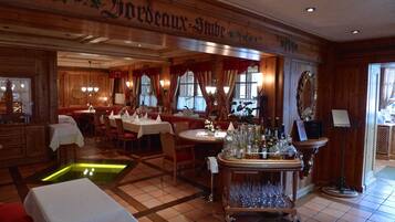 2 restaurants; lunch and dinner served