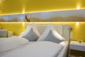 In-room safe, desk, laptop workspace, blackout curtains - Sonnenhof Hotel & Restaurant (Lautenbach)