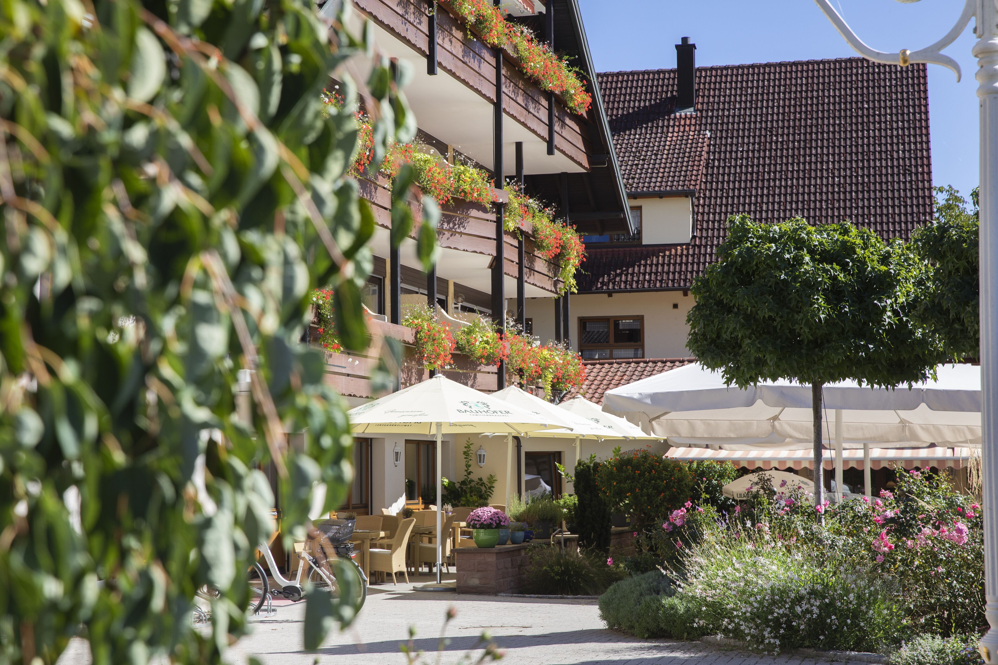 2 restaurants, lunch, dinner served; regional cuisine