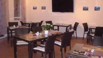 Desayuno buffet (EUR 7 por persona) 