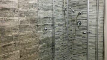 Camera, vista mare | Bagno | Doccia, asciugacapelli, bidet, asciugamani