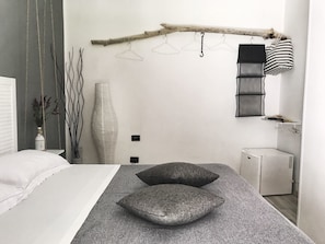 Huone, näköala puutarhaan | Yksilöllisesti kalustettu, pimennysverhot, ilmainen Wi-Fi, vuodevaatteet