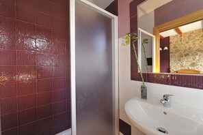 Bathroom shower - Miralmundo Alojamientos Rurales Ayna - HOSTAL RURAL (Ayna)