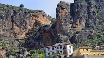 Vista frontal de la propiedad