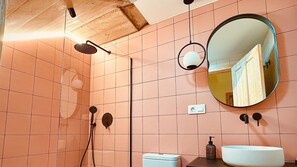 Family Apartment | Bathroom | Shower, hair dryer, towels, soap - Miralmundo Alojamientos Rurales Ayna - HOSTAL RURAL (Ayna)