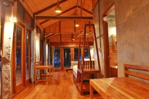 Bungalow (Demoso) | Ylelliset vuodevaatteet, työpöytä, ilmainen Wi-Fi