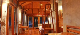Demoso Lodge - Hostel