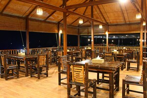 Breakfast, lunch and dinner served - Demoso Lodge - Hostel (Demoso)