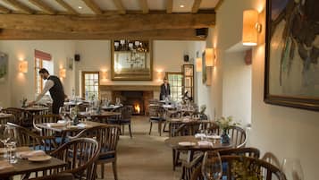 2 restaurantes: opção de almoço e jantar