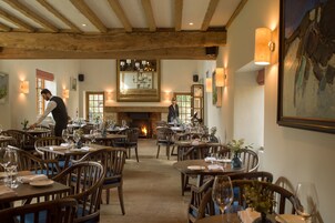 2 restaurants; lunch and dinner served